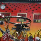 Máquina de jogo luxuosa do tiro do basquetebol do encaixotamento para o parque de diversões garantia de 1 ano