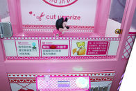 Máquina de jogo premiada da boneca do brinquedo louco do corte das tesouras com língua inglesa da exposição do LCD