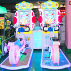 Crianças de ciclagem a fichas Arcade Machine do simulador